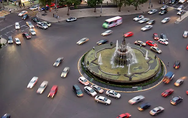 Vehículos con holograma 0 y 00, así como autos eléctricos e híbridos, están exentos del programa./ Pixabay