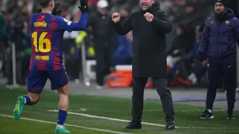 Hansi Flick en celebración con Fermín López en Champions League | AP
