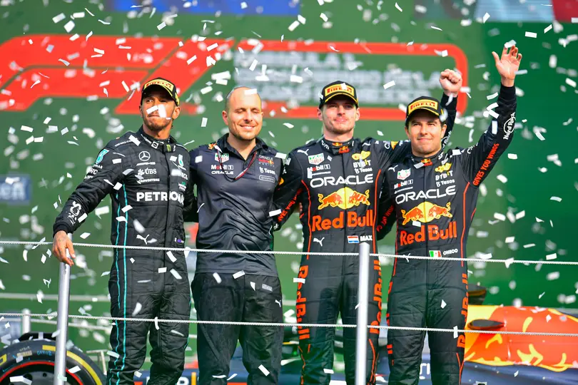 Lewis Hamilton, Max Verstappen y Checo Pérez juntos en el podio del Gran Premio de México 2022 | MEXSPORT