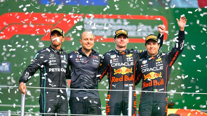 Lewis Hamilton, Max Verstappen y Checo Pérez juntos en el podio del Gran Premio de México 2022 | MEXSPORT