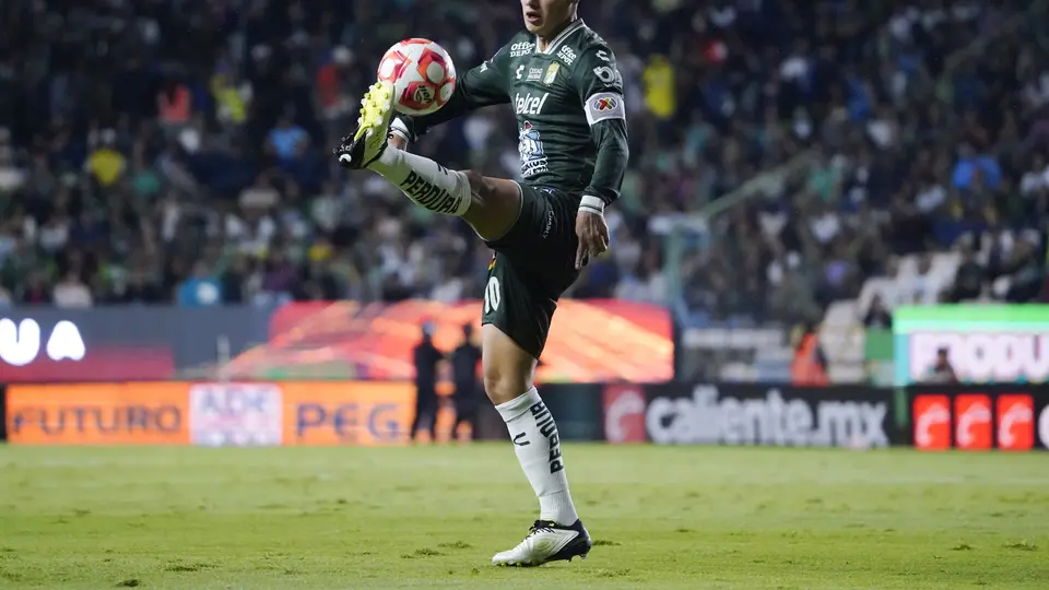 James Rodríguez controla el balón en la Jornada 17 del Apertura 2025 ante Puebla | IMAGO 7