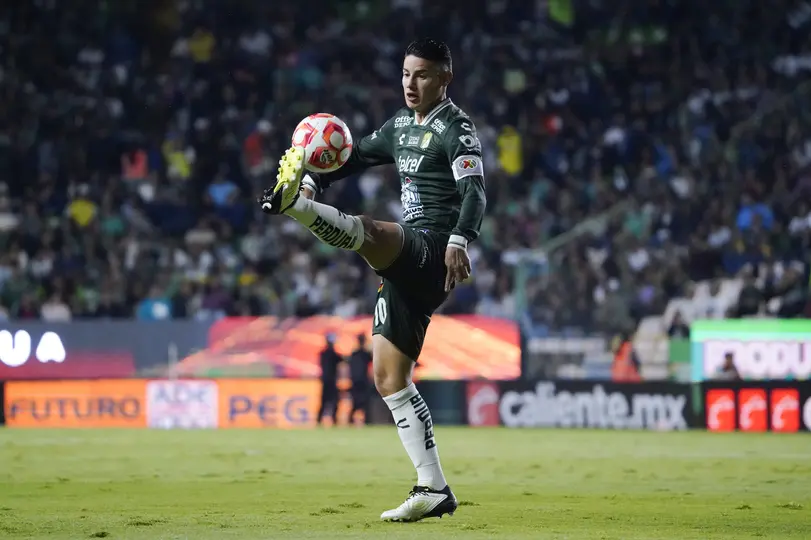 James Rodríguez controla el balón en la Jornada 17 del Apertura 2025 ante Puebla | IMAGO 7