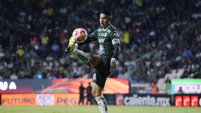 James Rodríguez controla el balón en la Jornada 17 del Apertura 2025 ante Puebla | IMAGO 7