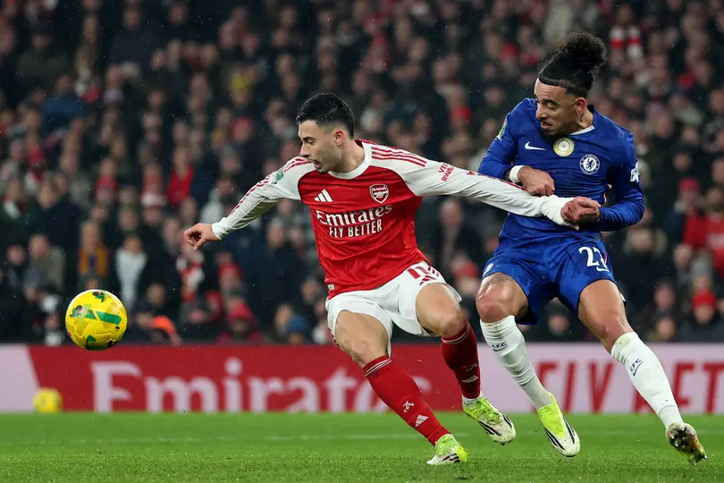Gabriel Martinelli pelea el balón contra Malo Gusto durante la Semifinal de la Carabao Cup | AP