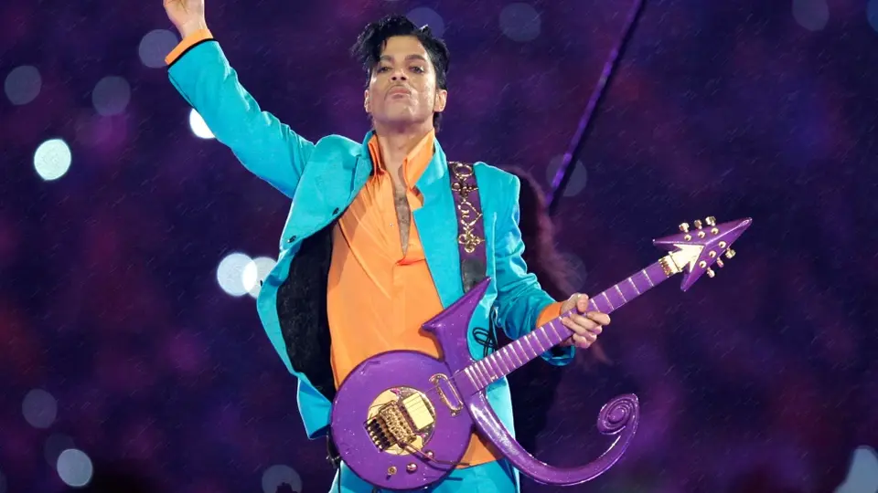 Prince protagonizó uno de los shows más recordados al presentarse bajo la lluvia en el escenario del Super Bowl./ AP