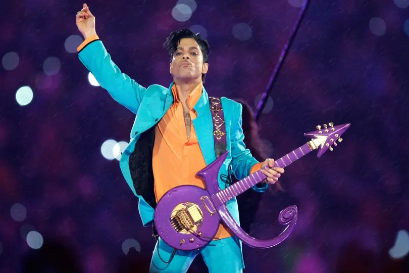 Prince protagonizó uno de los shows más recordados al presentarse bajo la lluvia en el escenario del Super Bowl./ AP