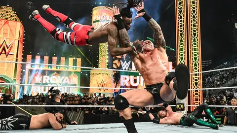 Randy Orton aplicando un RKO sobre Je'von Evans | wwe.com