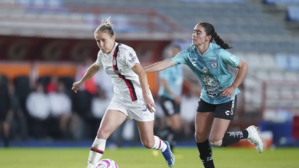 Nayeli Díaz enfrenta a Valentina Cernoia en el partido amistoso entre Pachuca y AC Milan | IMAGO 7
