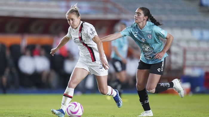 Nayeli Díaz enfrenta a Valentina Cernoia en el partido amistoso entre Pachuca y AC Milan | IMAGO 7
