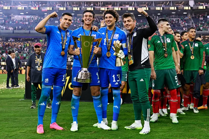 Alejandro Arredondo con los porteros de la Selección Mexicana | MEXSPORT