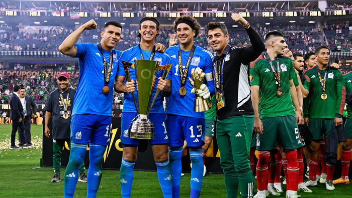 Alejandro Arredondo con los porteros de la Selección Mexicana | MEXSPORT