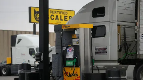 En Estados Unidos el precio de los combustibles comienza a afectar a los consumidores / AP