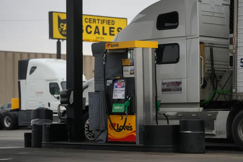 En Estados Unidos el precio de los combustibles comienza a afectar a los consumidores / AP