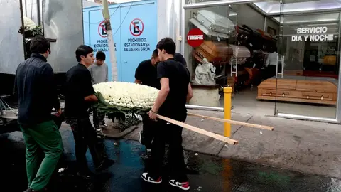 A la funeraria donde fue velado el Mencho llegaron varias  coronas y arreglos florales/AFP