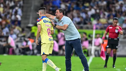 Fidalgo recibiendo indicaciones de su antiguo entrenador | MexSport