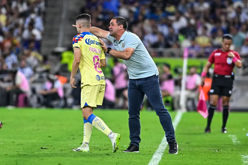 Fidalgo recibiendo indicaciones de su antiguo entrenador | MexSport