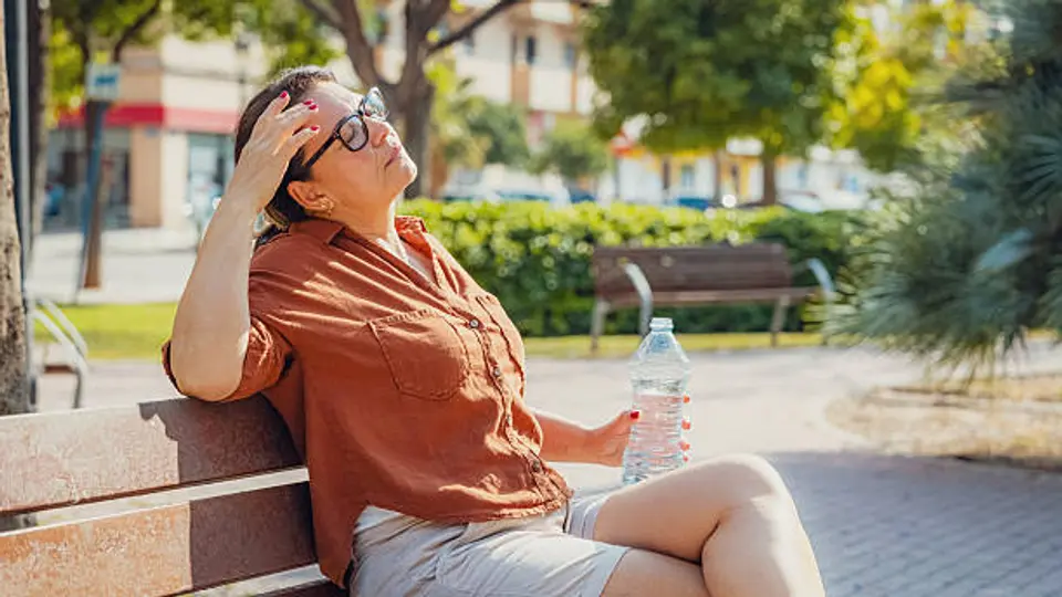 Se recomienda mantenerse hidratado ante las altas temperaturas. / iStock