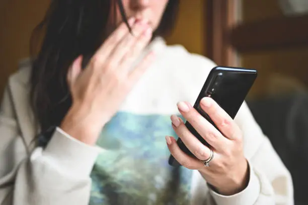Cambiar el PIN del correo de voz y activar la verificación en dos pasos puede ayudarte a evitar el robo de tu cuenta de WhatsApp. / Pixabay