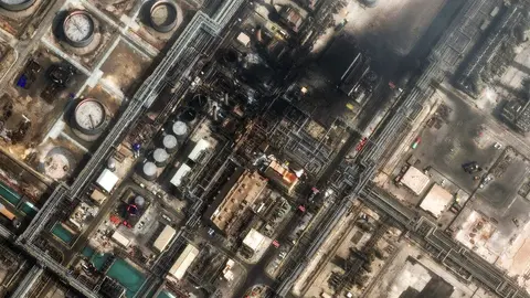 La imagen satelital muestra los daños luego de un ataque con drones a una refinería en Ras Tanura, Arabia Saudí | AP