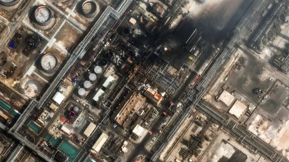La imagen satelital muestra los daños luego de un ataque con drones a una refinería en Ras Tanura, Arabia Saudí | AP