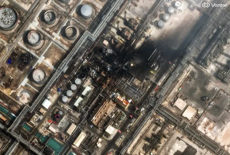 La imagen satelital muestra los daños luego de un ataque con drones a una refinería en Ras Tanura, Arabia Saudí | AP