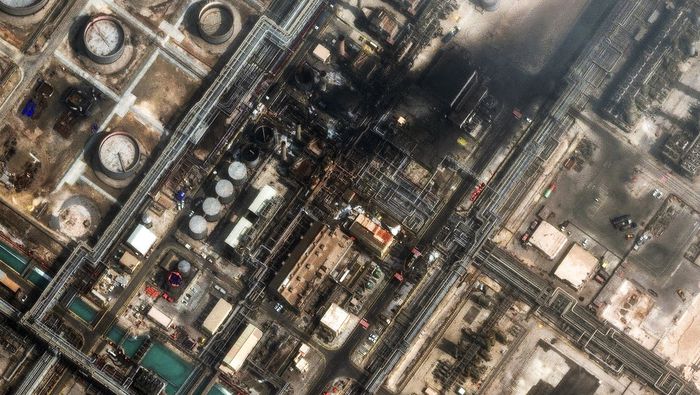 La imagen satelital muestra los daños luego de un ataque con drones a una refinería en Ras Tanura, Arabia Saudí | AP