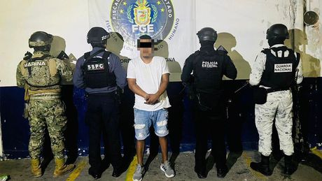 VIDEO: Conductor atropella y arrastra a un hombre en Acapulco