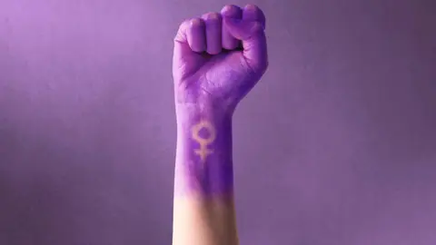 Más que un color, el morado es un emblema de la lucha contra la desigualdad de género. / iStock