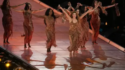 Shakira no pudo contener las lágrimas al finalizar su histórico concierto en el Zócalo de la Ciudad de México./ AP