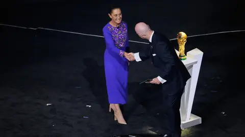 Claudia Sheinbuam con Gianni Infantino en el sorteo del Mundial 2026 | MEXSPORT