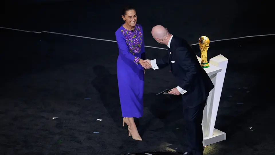 Claudia Sheinbuam con Gianni Infantino en el sorteo del Mundial 2026 | MEXSPORT