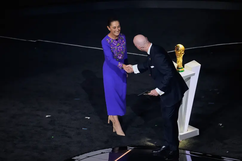 Claudia Sheinbuam con Gianni Infantino en el sorteo del Mundial 2026 | MEXSPORT