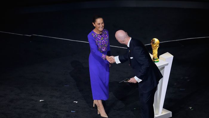 Claudia Sheinbuam con Gianni Infantino en el sorteo del Mundial 2026 | MEXSPORT