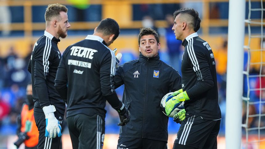 Alejandro Arredondo en entrenamiento con los porteros de Tigres | MEXSPORT