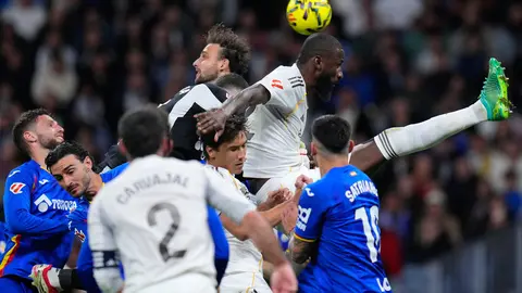 Jugadores de Real Madrid disputan el balón en el aire en el partido ante Getafe | AP