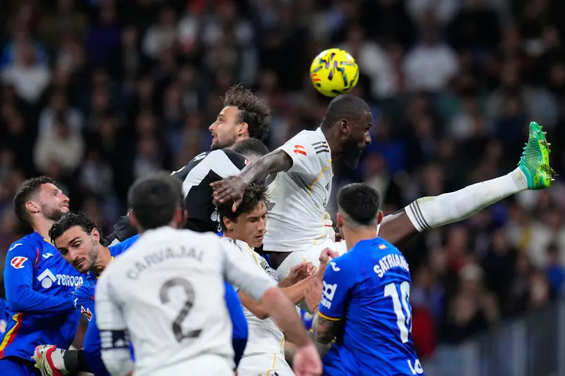 Jugadores de Real Madrid disputan el balón en el aire en el partido ante Getafe | AP