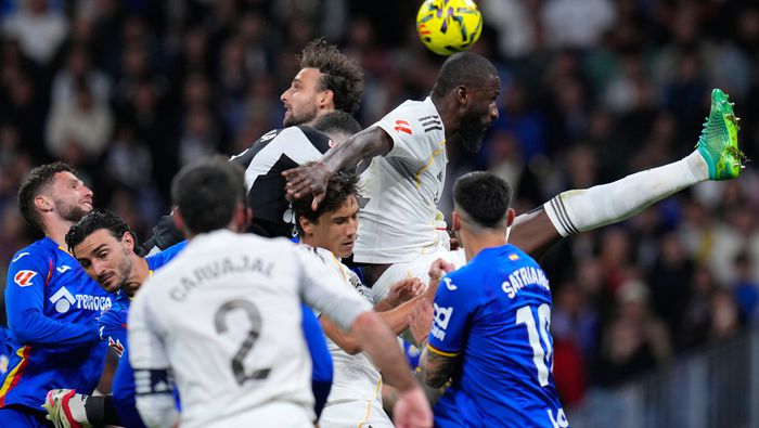 Jugadores de Real Madrid disputan el balón en el aire en el partido ante Getafe | AP