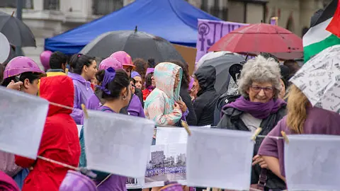 Pañuelos, pancartas y ropa en tono morado identifican al movimiento feminista en todo el mundo. / iStock