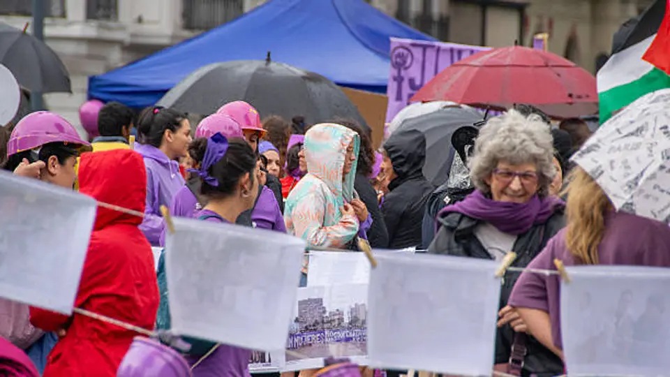 Pañuelos, pancartas y ropa en tono morado identifican al movimiento feminista en todo el mundo. / iStock