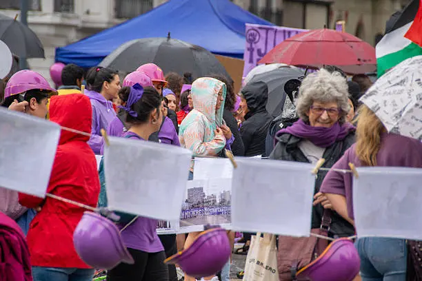 Pañuelos, pancartas y ropa en tono morado identifican al movimiento feminista en todo el mundo. / iStock