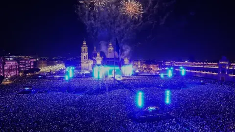 Más de 400 mil personas, según datos oficiales, abarrotaron la Plaza de la Constitución para cantar junto a la estrella colombiana./ AP