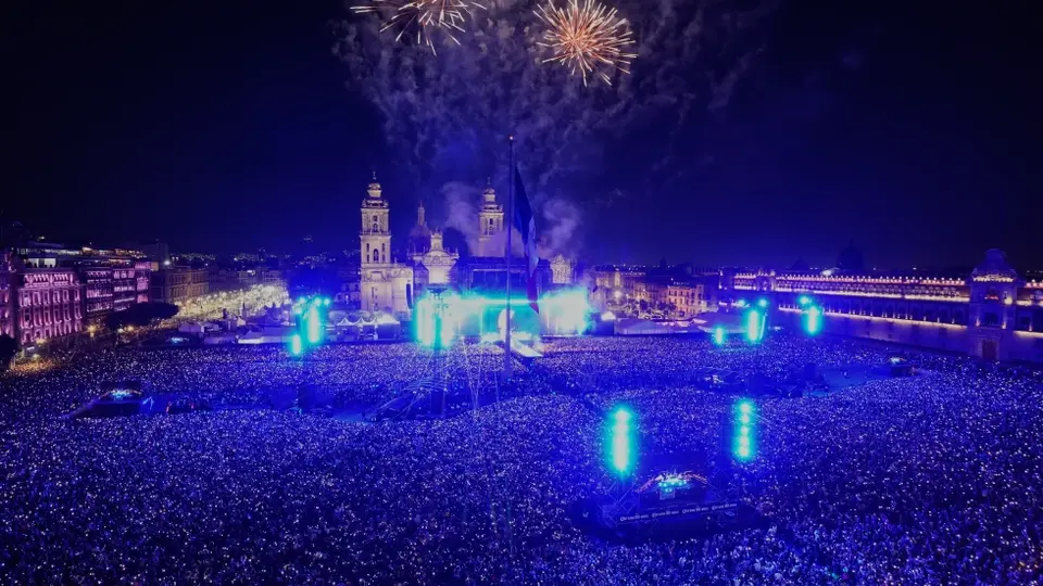 Más de 400 mil personas, según datos oficiales, abarrotaron la Plaza de la Constitución para cantar junto a la estrella colombiana./ AP