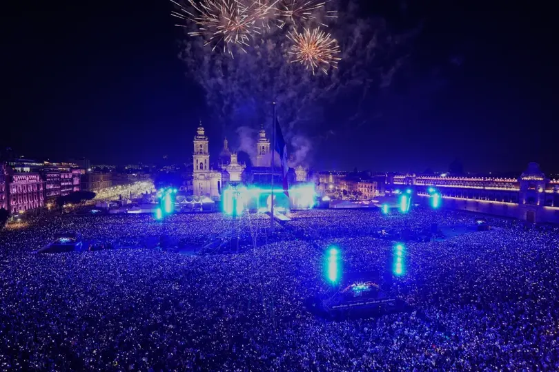 Más de 400 mil personas, según datos oficiales, abarrotaron la Plaza de la Constitución para cantar junto a la estrella colombiana./ AP