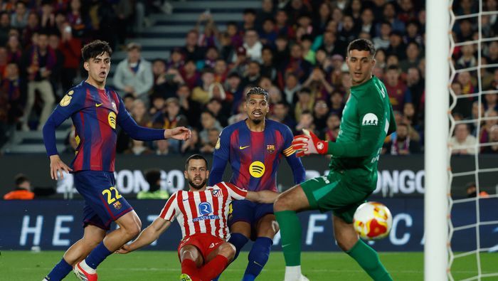 Marc Bernal en acción de gol frente a Atlético de Madrid en la Semifinal de Copa del Rey | AP
