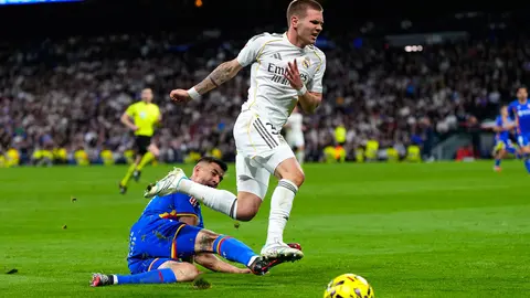 Franco Mastantuono disputa el balón en el partido de Real Madrid ante Getafe | AP