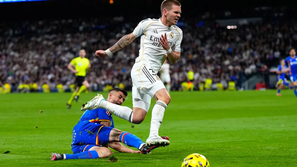 Franco Mastantuono disputa el balón en el partido de Real Madrid ante Getafe | AP