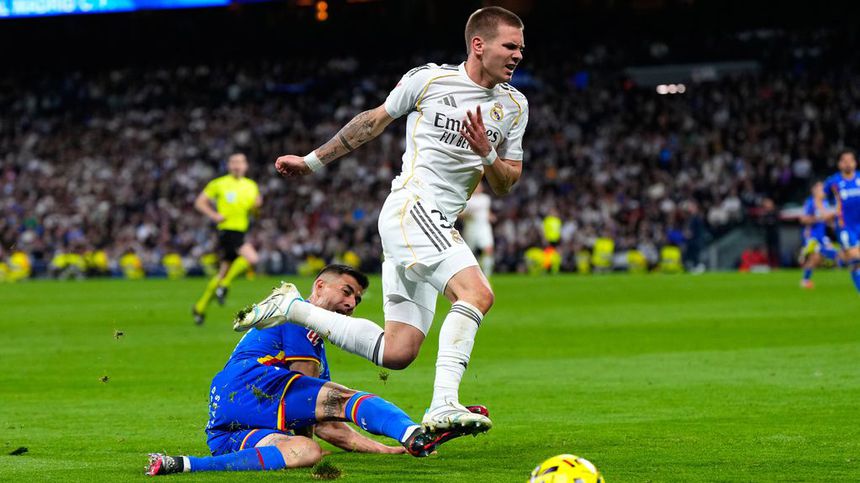 Franco Mastantuono disputa el balón en el partido de Real Madrid ante Getafe | AP