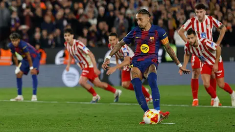 Raphinha al momento del cobro del penal contra Atlético | AP