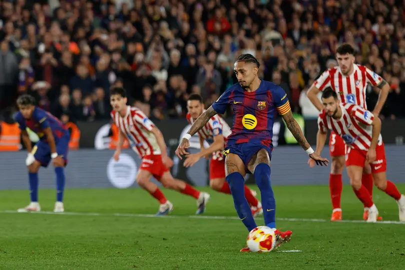 Raphinha al momento del cobro del penal contra Atlético | AP