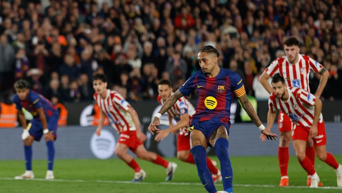 Raphinha al momento del cobro del penal contra Atlético | AP